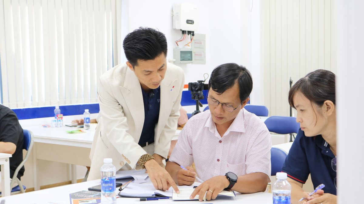 Chuyên gia cầm tay chỉ việc cho học viên tại workshop của Viện Kế Toán