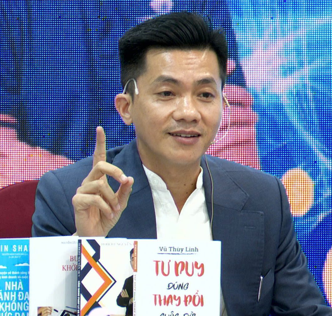 Diễn giả trình bày trước lớp học viên chương trình Kế toán – Tài chính