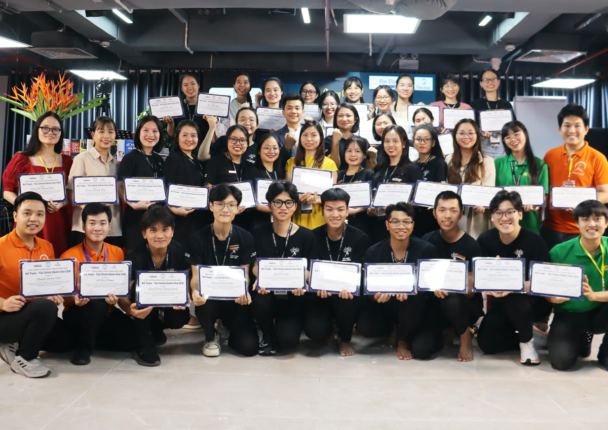Tập thể học viên nhận chứng nhận hoàn thành khoá Kế toán – Tài chính dành cho CEO